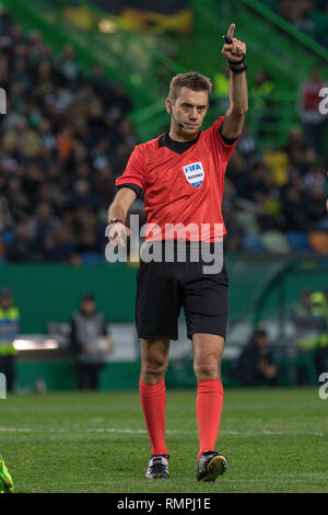 Lisbona, Portogallo. Xiv Feb, 2019. Febbraio 14, 2019. Lisbona, Portogallo. Arbitro dalla Francia, Clemente Turpin, in azione durante il gioco della UEFA Europa League, Round di 32, Sporting CP vs Villarreal CF © Alexandre de Sousa/Alamy Live News Credito: Alexandre Sousa/Alamy Live News Foto Stock