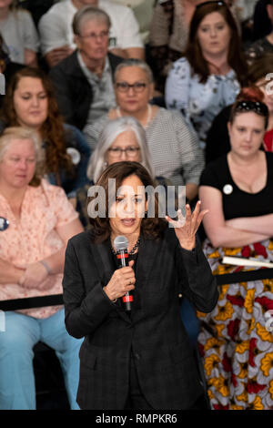 North Charleston, Stati Uniti. 15 Feb, 2019. Il senatore Kamala Harris indirizzo un municipio riunione durante la sua campagna per la nomination democratica per la presidenza il 15 febbraio 2019 in North Charleston, Carolina del Sud. Carolina del Sud è il primo del Sud primaria democratica per le elezioni presidenziali. Credito: Planetpix/Alamy Live News Foto Stock