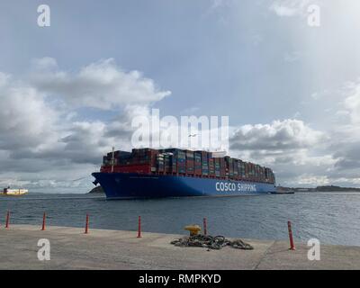 Pireo, Grecia. 15 Feb, 2019. COSCO Shipping pesci, uno dei più grandi del mondo navi portacontainer con una capacità di 20.000 TUE, è visto trainato verso la banchina del porto del Pireo, Grecia, Feb 15, 2019. La nave ha navigato per quasi un mese dalla Cina e sarà dock a Pireo per 24 ore prima di iniziare il suo viaggio per il porto di Anversa in Belgio. Credito: Yu Shuaishuai/Xinhua/Alamy Live News Foto Stock