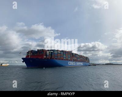 Pireo, Grecia. 15 Feb, 2019. COSCO Shipping pesci, uno dei più grandi del mondo navi portacontainer con una capacità di 20.000 TUE, è visto trainato verso la banchina del porto del Pireo, Grecia, Feb 15, 2019. La nave ha navigato per quasi un mese dalla Cina e sarà dock a Pireo per 24 ore prima di iniziare il suo viaggio per il porto di Anversa in Belgio. Credito: Yu Shuaishuai/Xinhua/Alamy Live News Foto Stock