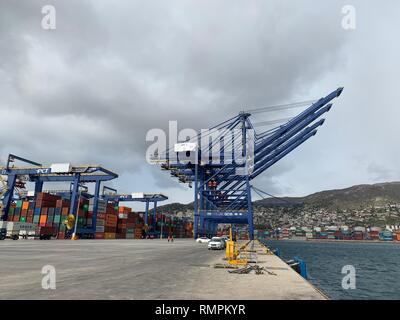 Pireo, Grecia. 15 Feb, 2019. La foto scattata nel febbraio 15, 2019 mostra il Pireo terminale per container nel porto del Pireo, Grecia. COSCO Shipping pesci, uno il più grande del mondo di navi portacontainer con una capacità di 20.000 TUE, ancorato in Grecia del porto del Pireo il venerdì pomeriggio, dopo aver navigato per quasi un mese dalla Cina. Esso sarà dock a Pireo per 24 ore prima di iniziare il suo viaggio per il porto di Anversa in Belgio. Credito: Yu Shuaishuai/Xinhua/Alamy Live News Foto Stock