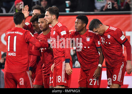 Obiettivi collettivi celebrazioni per David ALABA (FC Bayern Monaco, la seconda da sinistra) dopo l'obiettivo per 2-3, con Robert LEWANDOWSKI (FC Bayern Monaco di Baviera), Leon GORETZKA (FC Bayern Monaco di Baviera), Serge GNABRY (FC Bayern Monaco di Baviera), Kingsley coman (Bayern Munich), James RODRIGUEZ (Bayern Munich). Soccer 1. Bundesliga, 22 giornata Giornata22, FC Augsburg (A) -FC Bayern Monaco di Baviera (M) 2-3, 15/02/2019 in Augusta/Germania, WWK AREN A. | Utilizzo di tutto il mondo Foto Stock