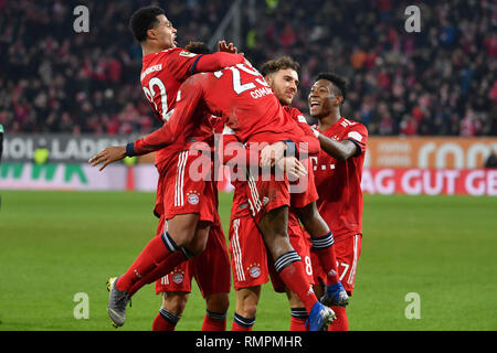 Obiettivi collettivi celebrazioni per Kingsley coman (FC Bayern Monaco di Baviera) dopo l'obiettivo per 2-2, azione, giubilo, gioia, entusiasmo, con Serge GNABRY (FC Bayern Monaco di Baviera), Leon GORETZKA (FC Bayern Monaco di Baviera), David ALABA (FC Bayern Monaco di Baviera), Soccer 1. Bundesliga, 22 giornata Giornata22, FC Augsburg (A) -FC Bayern Monaco di Baviera (M) 2-3, 15/02/2019 in Augusta/Germania, WWK AREN A. | Utilizzo di tutto il mondo Foto Stock