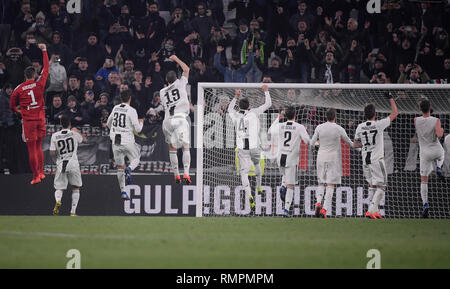 Torino, Italia. 15 Feb, 2019. La Juventus' salutare i giocatori appassionati dopo la serie di una partita di calcio tra Juventus e Frosinone a Torino, Italia, Feb 15, 2019. La Juventus ha vinto 3-0. Credito: Alberto Lingria/Xinhua/Alamy Live News Foto Stock