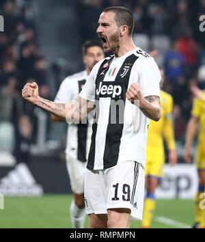 Torino, Italia. 15 Feb, 2019. La Juventus' Leonardo Bonucci celebra il suo obiettivo durante la serie di una partita di calcio tra Juventus e Frosinone a Torino, Italia, Feb 15, 2019. La Juventus ha vinto 3-0. Credito: Alberto Lingria/Xinhua/Alamy Live News Foto Stock