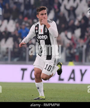 Torino, Italia. 15 Feb, 2019. La Juventus' Paulo Dybala celebra il suo obiettivo durante la serie di una partita di calcio tra Juventus e Frosinone a Torino, Italia, Feb 15, 2019. La Juventus ha vinto 3-0. Credito: Alberto Lingria/Xinhua/Alamy Live News Foto Stock