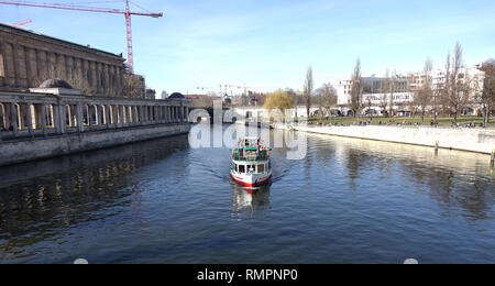 Berlino, Germania. 15 Feb, 2019. Una barca turistica passa l'Isola dei musei sul fiume Sprea. Credito: Sven Braun/dpa/ZB/dpa/Alamy Live News Foto Stock