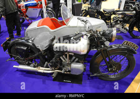 Londra, Regno Unito. 15 Feb, 2019. Un 1933 Brough Superior 1096cc e Cruiser Sidecar sul display a Carole Nash MCN London Motorcycle Show che si sta svolgendo a ExCel di Londra, Regno Unito. La mostra offre una vasta varietà di trasporto su ruote da moto, scooter e motociclette personalizzate per one-off chopper mondiale di costruttori di moto, circa 40.000 tifosi sono attesi per visitare il salone, compresa tra due appassionati di ruota per baby boomer, nato di nuovo i motociclisti che cercano il loro ultimo moto per un sogno roadtrip. Credito: Michael Preston/Alamy Live News Foto Stock