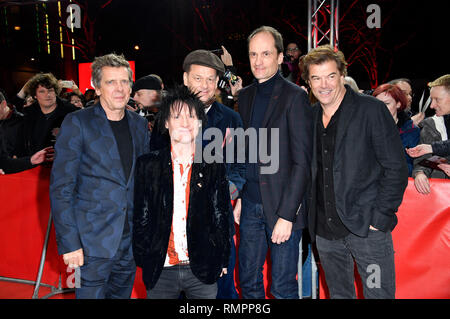 Berlino, Deutschland. 15 Feb, 2019. Die Toten Hosen frequentando il 'Weil du nur einmal lebst - Die Toten Hosen auf Tour' premiere alla sessantanovesima Festival Internazionale del Cinema di Berlino/Berlinale 2019 a Friedrichstadt-Palast il 15 febbraio 2019 a Berlino, Germania. Credito: Geisler-Fotopress GmbH/Alamy Live News Foto Stock