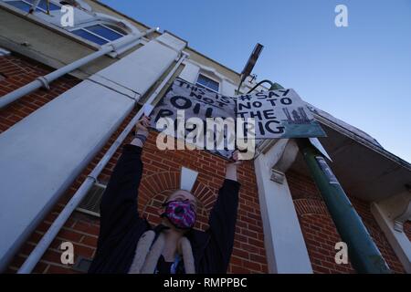 Bournemouth, Regno Unito. 15 Feb, 2019. Un primo UK-wide, in Europa e al di là di sciopero della gioventù per il clima è stato aveva il 15 febbraio 2019. I giovani in Bournemouth unita l'Europa ampia azione sul clima. La raccolta a Bournemouth Town Hall una petizione è stata successivamente consegnata a Tobias Ellwood MP per Bournemouth ufficio in Boscombe da Izzy e allievi di St James credito scolastico: Haydn Wheeler/Alamy Live News Foto Stock