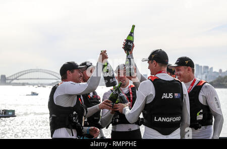 Sydney, Australia. Xvi Feb, 2019. I membri di australiano del team SailGP celebrare dopo aver vinto il primo evento SailGP presso il porto di Sydney, Australia, Feb 16, 2019. Credito: Bai Xuefei/Xinhua/Alamy Live News Foto Stock