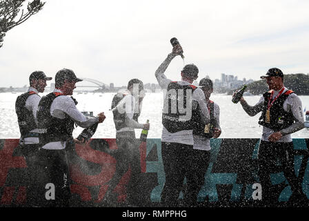 Sydney, Australia. Xvi Feb, 2019. I membri di australiano del team SailGP celebrare dopo aver vinto il primo evento SailGP presso il porto di Sydney, Australia, Feb 16, 2019. Credito: Bai Xuefei/Xinhua/Alamy Live News Foto Stock