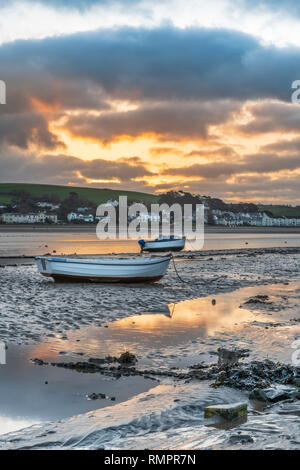 Appledore, North Devon, Regno Unito. Il 16 febbraio 2019. Regno Unito Meteo. All'alba heavy cloud scompare lentamente lontano come il sole sorge su due piccole imbarcazioni ormeggiate lungo il fiume Torridge estuary a Appledore in North Devon. Nube di luce e di sole intermittente è prevista per la partenza della mezza-termine week-end di vacanza. Credito: Terry Mathews/Alamy Live News Foto Stock