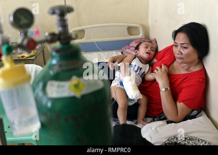 Manila, Filippine. 30 Novembre, 2018. Un bambino filippino affetti da morbillo è trattata in un ospedale. Il filippino le autorità sanitarie hanno lanciato una massiccia campagna di vaccinazione volti a vaccinare circa 2.000 bambini contro il morbillo ogni giorno. Il paese soffre di una grave epidemia di questa malattia. Credito: Alejandro Ernesto/dpa/Alamy Live News Foto Stock