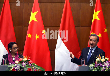 Pechino, Cina. Il 9 febbraio, 2018. Indonesiano Ministro degli Esteri Retno Marsudi (L) e il ministro degli Affari Esteri cinese Wang Yi tenere una conferenza stampa congiunta a Pechino il 9 febbraio 2018. Marsudi incontrato Wang per discutere di come migliorare ulteriormente il commercio, militare e rapporti diplomatici. Credito: Todd Lee/ZUMA filo/ZUMAPRESS.com/Alamy Live News Foto Stock