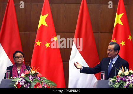 Pechino, Cina. Il 9 febbraio, 2018. Indonesiano Ministro degli Esteri Retno Marsudi (L) e il ministro degli Affari Esteri cinese Wang Yi tenere una conferenza stampa congiunta a Pechino il 9 febbraio 2018. Marsudi incontrato Wang per discutere di come migliorare ulteriormente il commercio, militare e rapporti diplomatici. Credito: Todd Lee/ZUMA filo/ZUMAPRESS.com/Alamy Live News Foto Stock