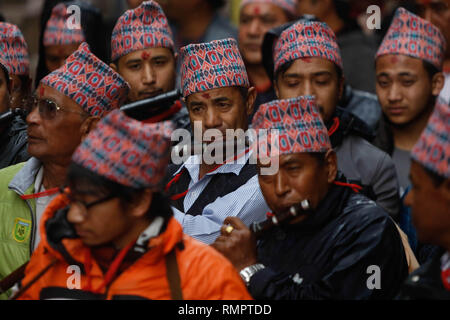 Lalitpur, Nepal. Xvi Feb, 2019. Persone provenienti da comunità Newar suonare strumenti musicali in un corteo durante Bhimsen Puja festival a Patan Durbar Square in Lalitpur, Nepal, nel febbraio 16, 2019. Credito: Sulav Shrestha che/Xinhua/Alamy Live News Foto Stock