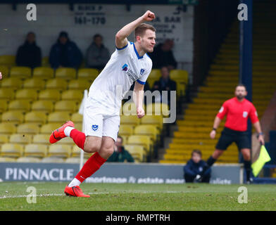 Southend, Regno Unito, 16 febbraio 2019. Londra, Regno Unito. Xvi Feb, 2019. Bryn Morris di Portsmouth celebra il suo punteggio i lati primo obiettivo durante il Cielo lega Bet One match tra Southend United e Portsmouth a radici di massa Hall, Southend, in Inghilterra il 16 Feb 2019. Credit: Azione Foto Sport/Alamy Live News Credit: Azione Foto Sport/Alamy Live News Foto Stock