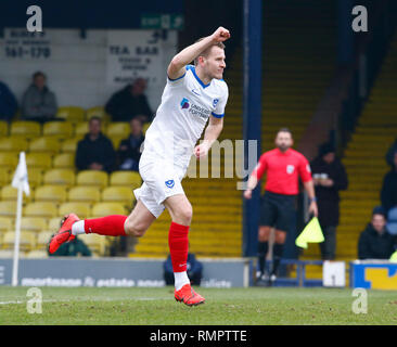 Southend, Regno Unito, 16 febbraio 2019. Londra, Regno Unito. Xvi Feb, 2019. Bryn Morris di Portsmouth celebra il suo punteggio i lati primo obiettivo durante il Cielo lega Bet One match tra Southend United e Portsmouth a radici di massa Hall, Southend, in Inghilterra il 16 Feb 2019. Credit: Azione Foto Sport/Alamy Live News Credit: Azione Foto Sport/Alamy Live News Foto Stock