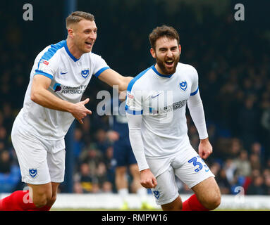 Southend, Regno Unito, 16 febbraio 2019. Londra, Regno Unito. Xvi Feb, 2019. Ben stretta di Portsmouth celebra il suo punteggio i lati secondo obiettivo durante il Cielo lega Bet One match tra Southend United e Portsmouth a radici di massa Hall, Southend, in Inghilterra il 16 Feb 2019. Credit: Azione Foto Sport/Alamy Live News Credit: Azione Foto Sport/Alamy Live News Foto Stock