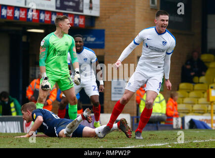 Southend, Regno Unito, 16 febbraio 2019. Londra, Regno Unito. Xvi Feb, 2019. Oliver Hawkins di Portsmouth celebra il suo punteggio i lati terzo obiettivo durante il Cielo lega Bet One match tra Southend United e Portsmouth a radici di massa Hall, Southend, in Inghilterra il 16 Feb 2019. Credit: Azione Foto Sport/Alamy Live News Credit: Azione Foto Sport/Alamy Live News Foto Stock
