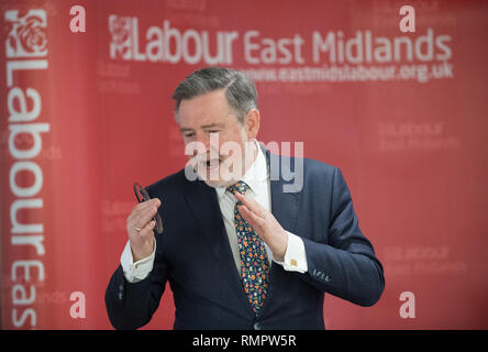 Nottingham, Nottinghamshire, Inghilterra, Regno Unito. 16th. Febbraio, 2019. Elezione Locale evento. Lavoro ombra del Segretario di Stato per il commercio internazionale, Barry GARDINER P.F. a un popolo di alimentazione evento in Nottingham e anche di campagna elettorale nelle prossime elezioni locali in Rushcliffe, Nottingham. Alan Beastall/Alamy Live News Foto Stock