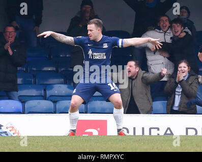Southend, Regno Unito, 16 febbraio 2019. Simon Cox di Southend United punteggi lati il suo obiettivo di stabilizzazione per rendere il punteggio 3-3 e il suo hat trick durante il Cielo lega Bet One match tra Southend United e Portsmouth a radici di massa Hall, Southend, in Inghilterra il 16 Feb 2019. Azione di Credito Foto Sport Credit: Azione Foto Sport/Alamy Live News Foto Stock
