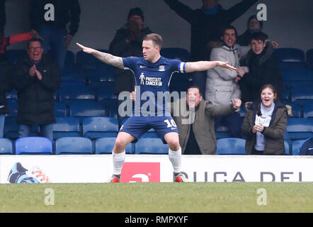Southend, Regno Unito, 16 febbraio 2019. Simon Cox di Southend United punteggi lati il suo obiettivo di stabilizzazione per rendere il punteggio 3-3 e il suo hat trick durante il Cielo lega Bet One match tra Southend United e Portsmouth a radici di massa Hall, Southend, in Inghilterra il 16 Feb 2019. Azione di Credito Foto Sport Credit: Azione Foto Sport/Alamy Live News Foto Stock