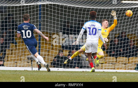 Southend, Regno Unito, 16 febbraio 2019. Simon Cox di Southend United punteggi lati il suo obiettivo di stabilizzazione per rendere il punteggio 3-3 e il suo hat trick durante il Cielo lega Bet One match tra Southend United e Portsmouth a radici di massa Hall, Southend, in Inghilterra il 16 Feb 2019. Azione di Credito Foto Sport Credit: Azione Foto Sport/Alamy Live News Foto Stock