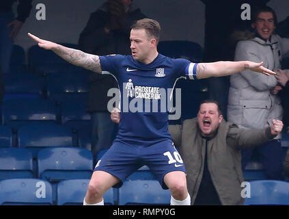 Southend, Regno Unito, 16 febbraio 2019. Simon Cox di Southend United punteggi lati il suo obiettivo di stabilizzazione per rendere il punteggio 3-3 e il suo hat trick durante il Cielo lega Bet One match tra Southend United e Portsmouth a radici di massa Hall, Southend, in Inghilterra il 16 Feb 2019. Azione di Credito Foto Sport Credit: Azione Foto Sport/Alamy Live News Foto Stock