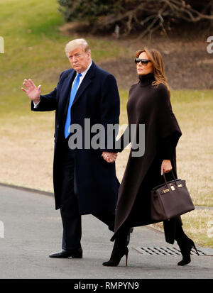 Washington DC, Stati Uniti d'America. Il 16 febbraio 2019. Il Presidente degli Stati Uniti, Trump e Melania Trump partono il South Lawn della Casa Bianca per un week-end di vacanza al loro Mar-a-Lago resort a Palm Beach, Florida, 15 febbraio 2019. Credito: Martin H. Simon/CNP /MediaPunch Foto Stock