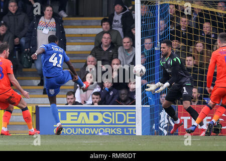 Kingston, Regno Unito. Il 16 febbraio 2019. Michael Folivi di AFC Wimbledon ha un tiro in porta salvati da Millwall Portiere Giordania Archer durante la FA Cup il quinto round match tra AFC Wimbledon e il Millwall al Cherry Red Records Stadium, Kingston, in Inghilterra il 16 febbraio 2019. Foto di Ken scintille. Solo uso editoriale, è richiesta una licenza per uso commerciale. Nessun uso in scommesse, giochi o un singolo giocatore/club/league pubblicazioni. Credit: UK Sports Pics Ltd/Alamy Live News Credit: UK Sports Pics Ltd/Alamy Live News Foto Stock