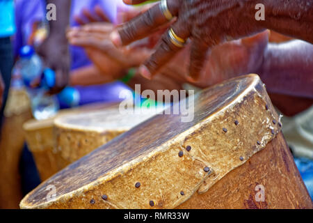 Tamburi i giocatori in un brasiliano folk festival in onore di San Giorgio nello Stato di Minas Gerais Foto Stock