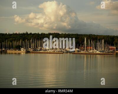 Pomeriggio di luce che risplende su montanti in un marina nell'arcipelago di Turku, Finlandia Foto Stock