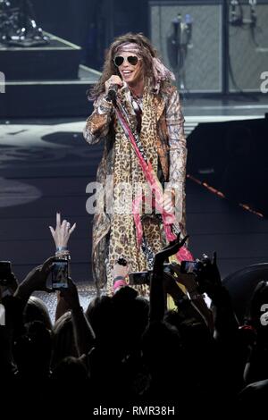 Cantante e animatore Steven Tyler è mostrato esibirsi sul palco durante un 'live' aspetto di concerto con Aerosmith. Foto Stock