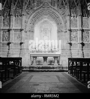 CAPILLA DEL SANTO CALIZ - retablo gotico FLAMIGERO CON ALTORRELIEVES DE ALABASTRO DE GIULIANO POGGIBONSI - SIGLO XV - B/N - años 60. Autore: DALMAU ANTONIO / FLORENTI JULIA. Posizione: CATEDRAL-interno. Valencia. Spagna. Foto Stock