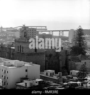 PUERTA DE LOS PERDONES EN LA FACHADA OCCIDENTAL DE LA CATEDRAL de Almeria (1569) JUNTO A LA TORRE CAMPANARIO (1613) - Fotografia B/N - años 50. Autore: OREA JUAN DE. Posizione: Catedral de Nuestra Señora de la Encarnación. Spagna. Foto Stock