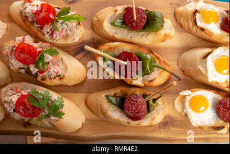 Vista dall'alto di una varietà di snack - tapas spagnole o antipasti italiani Foto Stock