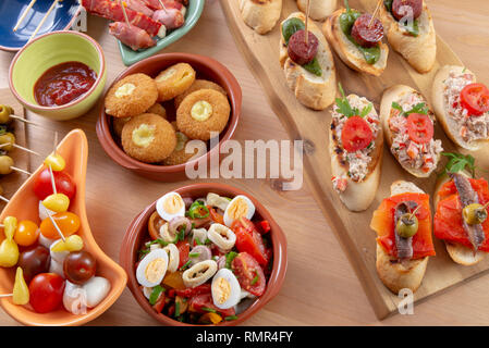 Vista dall'alto di una varietà di snack - tapas spagnole o antipasti italiani Foto Stock