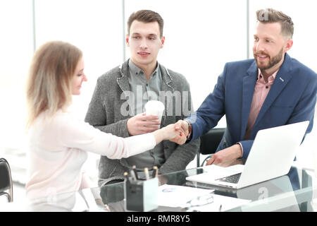 Imprenditore e imprenditrice di stringere la mano a un piacevole incontro di affari. Foto Stock