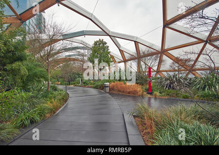 LONDON canary wharf GIANT ROBOT CROSSRAIL POSTO COPERTO giardino sul tetto Foto Stock