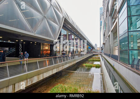 LONDON canary wharf GIANT ROBOT CROSSRAIL posto negozi sotto il giardino sul tetto Foto Stock