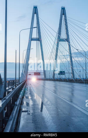 Grande ponte Obukhov, la mattina presto. Cavo-alloggiato bridge, Russia San Pietroburgo. 10.05.2014 05: 09 am Foto Stock