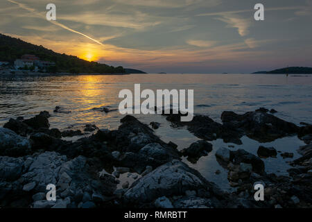 Romantico tramonto sulla baia adriatica in Croazia vicino a Rogoznica Foto Stock