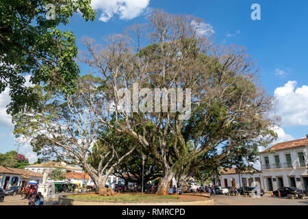 Vista sulla strada di ciottoli lapidato strade di città coloniale di Tiradentes Minas Gerais, Brasile con carrelli nella piazza principale Foto Stock