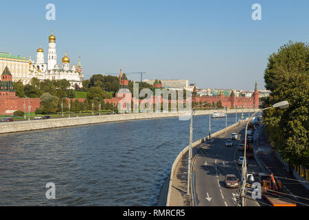 Mosca, Russia - 21 Settembre 2014: vista del Cremlino pareti con Annunciazione, segreto di torri e il Grande Palazzo del Cremlino. Foto Stock