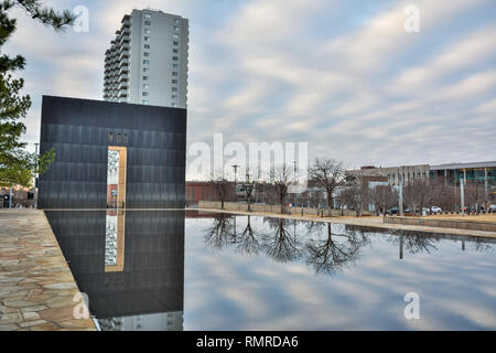 Oklahoma City, Oklahoma, Stati Uniti d'America - 18 gennaio 2017. Riflettendo la piscina e le porte del tempo di Oklahoma City National Memorial in Foto Stock