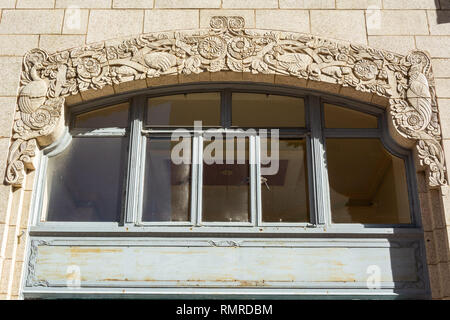 Tulsa, Oklahoma, Stati Uniti d'America - 20 gennaio 2017. Ornamenti floreali sull'esterno dell edificio Philcade in Tulsa, OK. Foto Stock