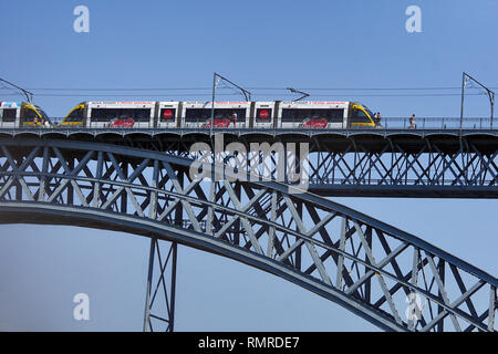 Il tram a Ponte Dom Luís I in Porto, Portogallo Foto Stock