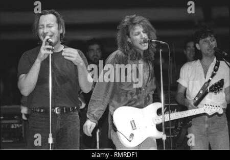 Southside Johnny e Jon Bon Jovi sono mostrati esibirsi sul palco durante un 'live' aspetto di concerto con la Asbury Jukes. Foto Stock